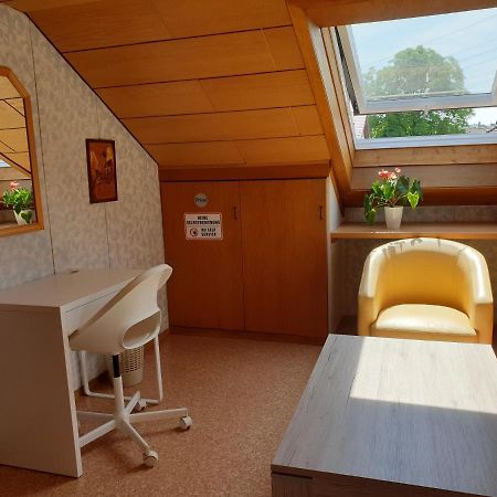 Sonnige Ruhige Dachzimmer Inkl Wifi Plus Kaffee Mit Wg Dusche Und Neuer Kueche لاروش المظهر الخارجي الصورة