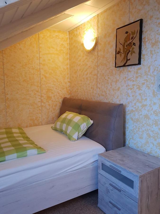 Sonnige Ruhige Dachzimmer Inkl Wifi Plus Kaffee Mit Wg Dusche Und Neuer Kueche لاروش المظهر الخارجي الصورة