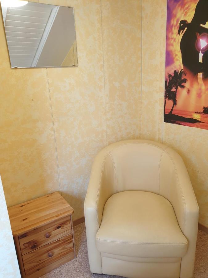 Sonnige Ruhige Dachzimmer Inkl Wifi Plus Kaffee Mit Wg Dusche Und Neuer Kueche لاروش المظهر الخارجي الصورة